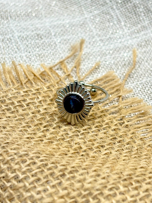 Bague ALYSÉE, de couleur Argent avec pierre de Sodalite, exposée sur un fond en toile de jute et lin.