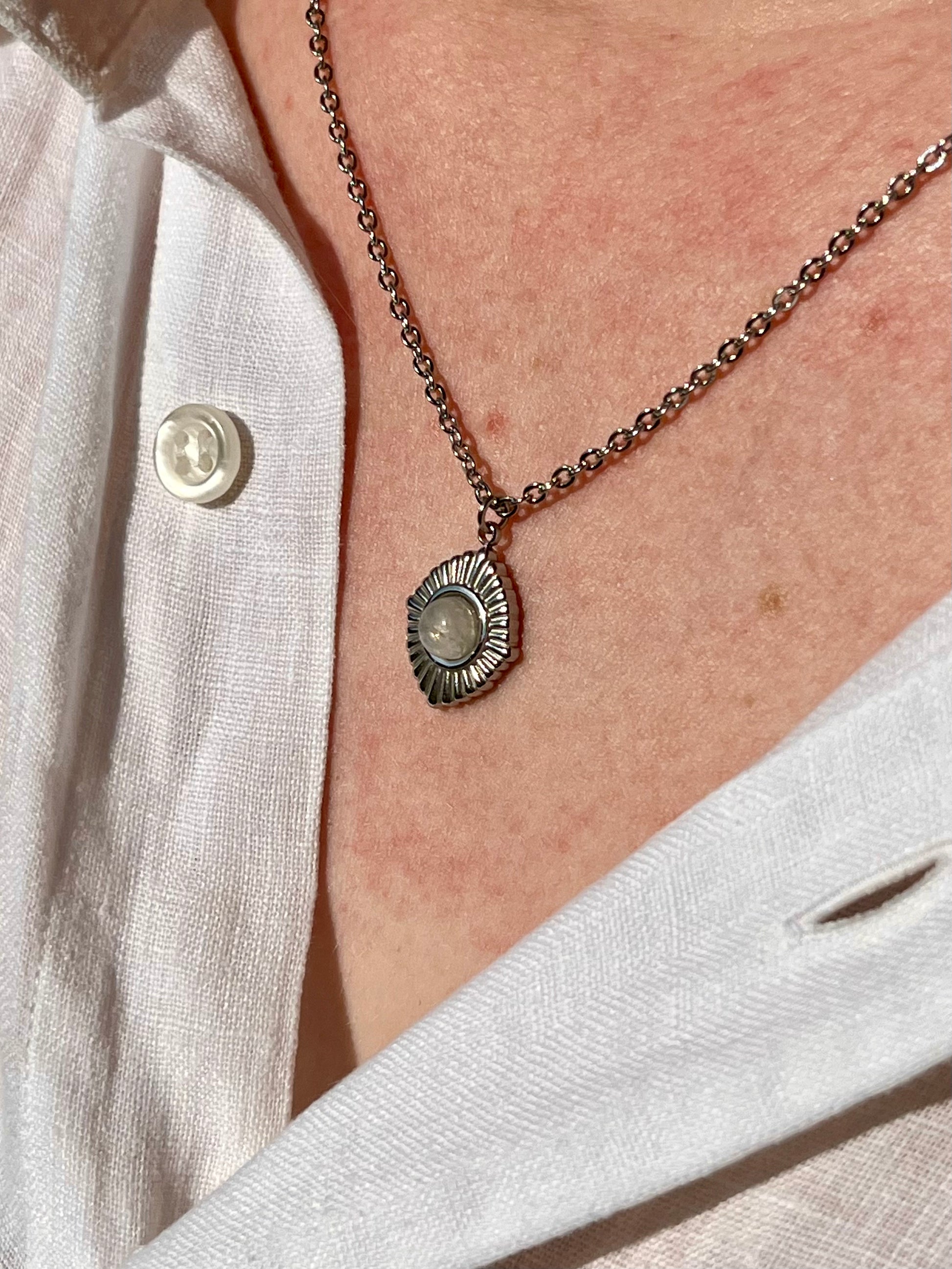 Collier ALYSÉE, avec pierre de Lune, porté.