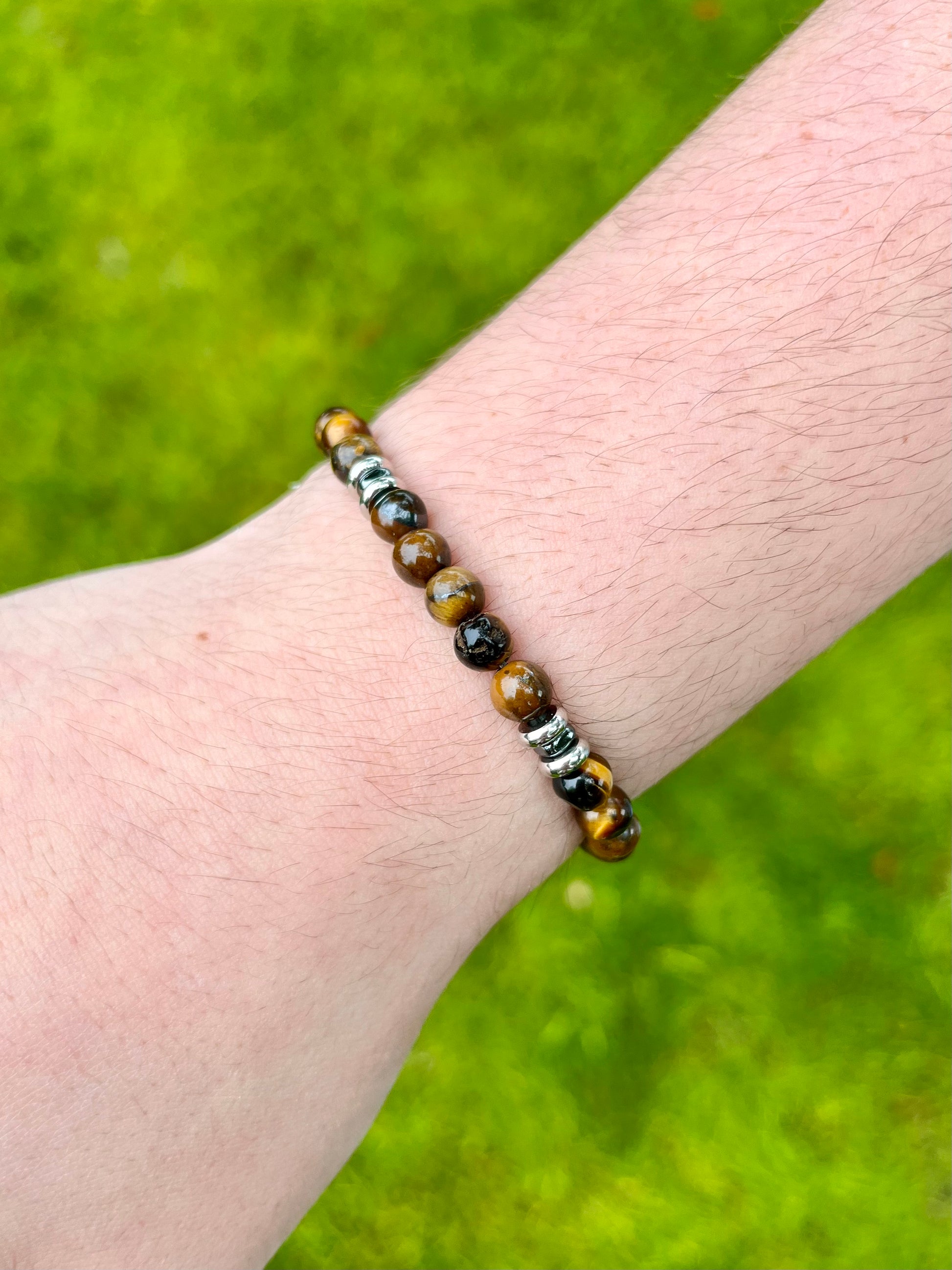 Bracelet CAMILLE, avec Pierres d'Oeil de Tigre et d'Hématite, porté.