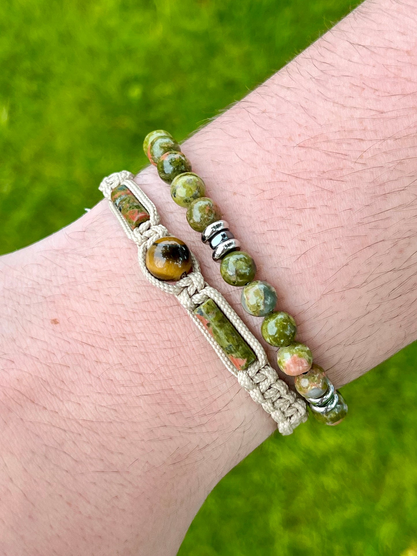 Bracelet CAMILLE, avec pierres d'Unakite et d'Hématite, porté avec le bracelet NOAH.