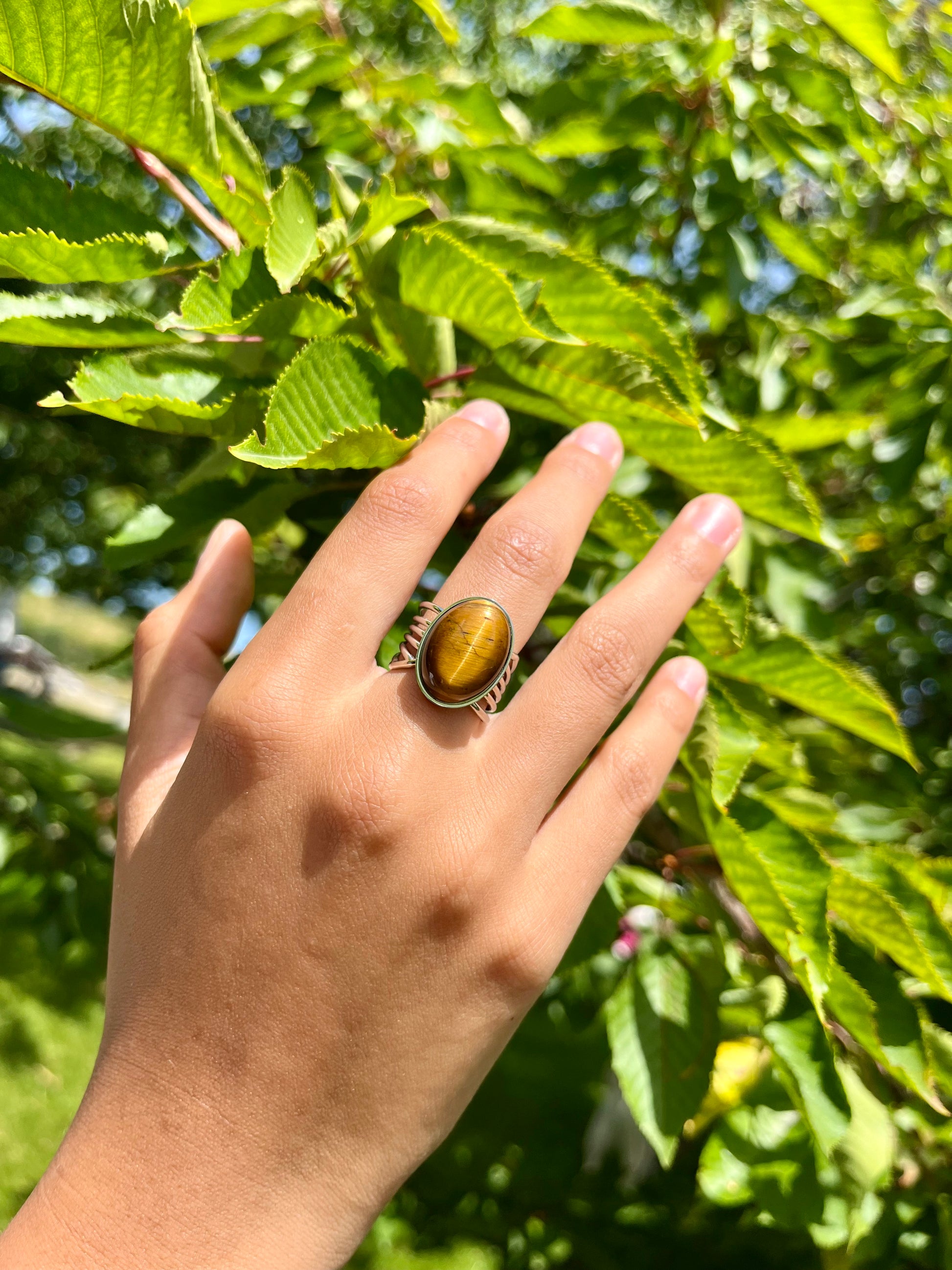 Bague DIANA, avec pierre d'Oeil de Tigre, portée.