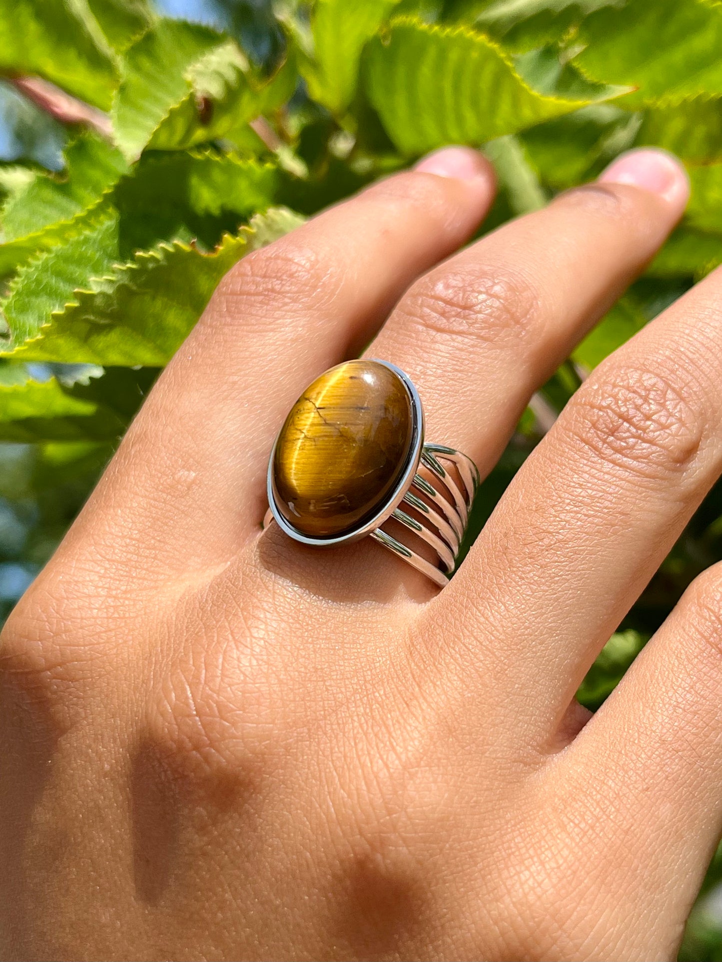 Bague DIANA, avec pierre d'Oeil de Tigre, portée.