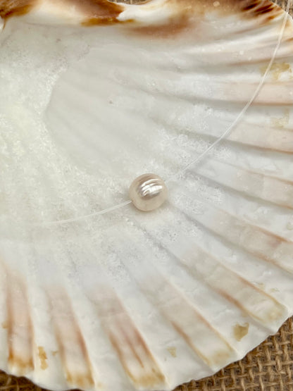 Collier EMY, avec Perle de Culture, exposé dans un coquillage.