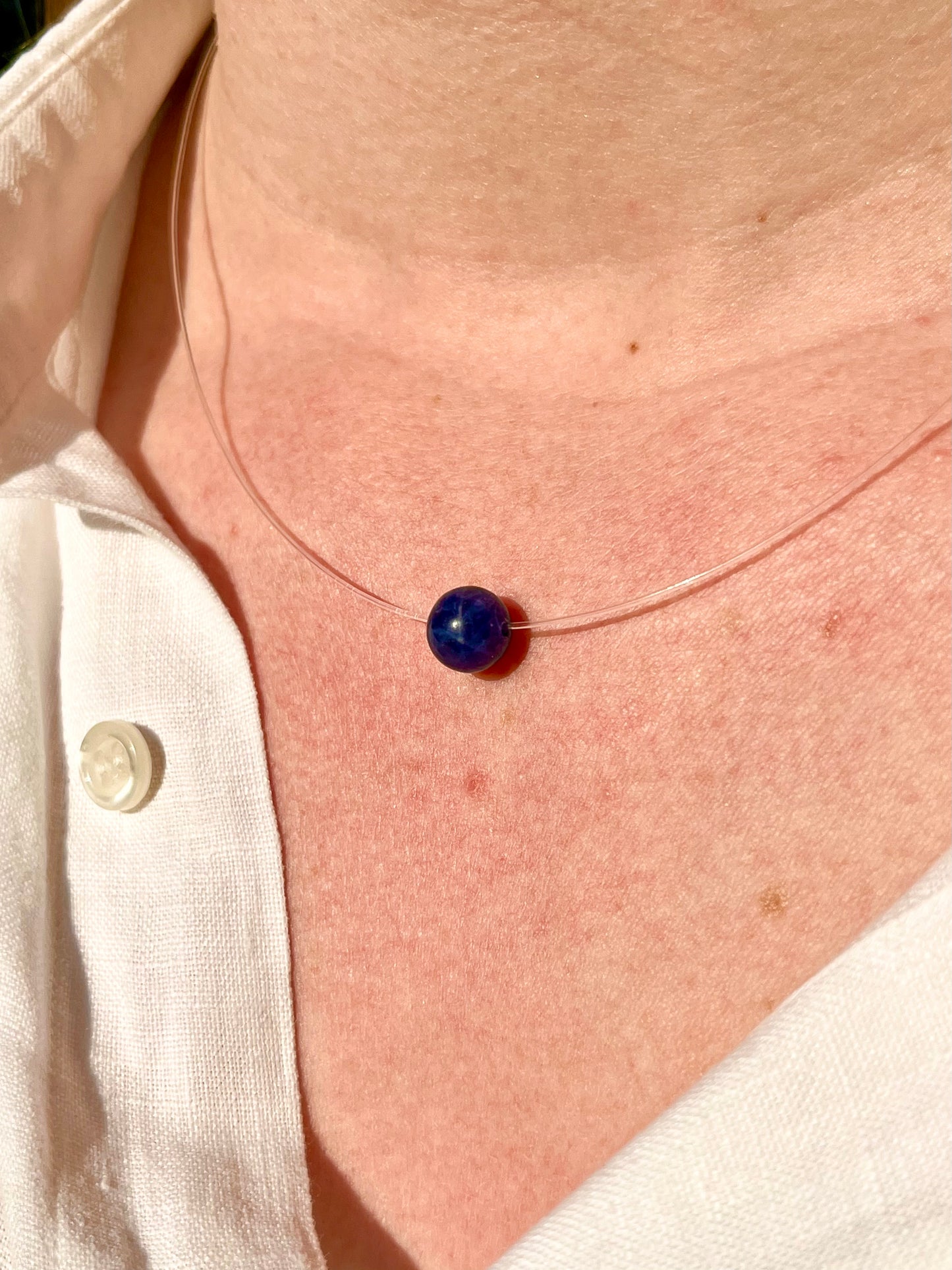 Collier EMY avec pierre de Sodalite, porté.