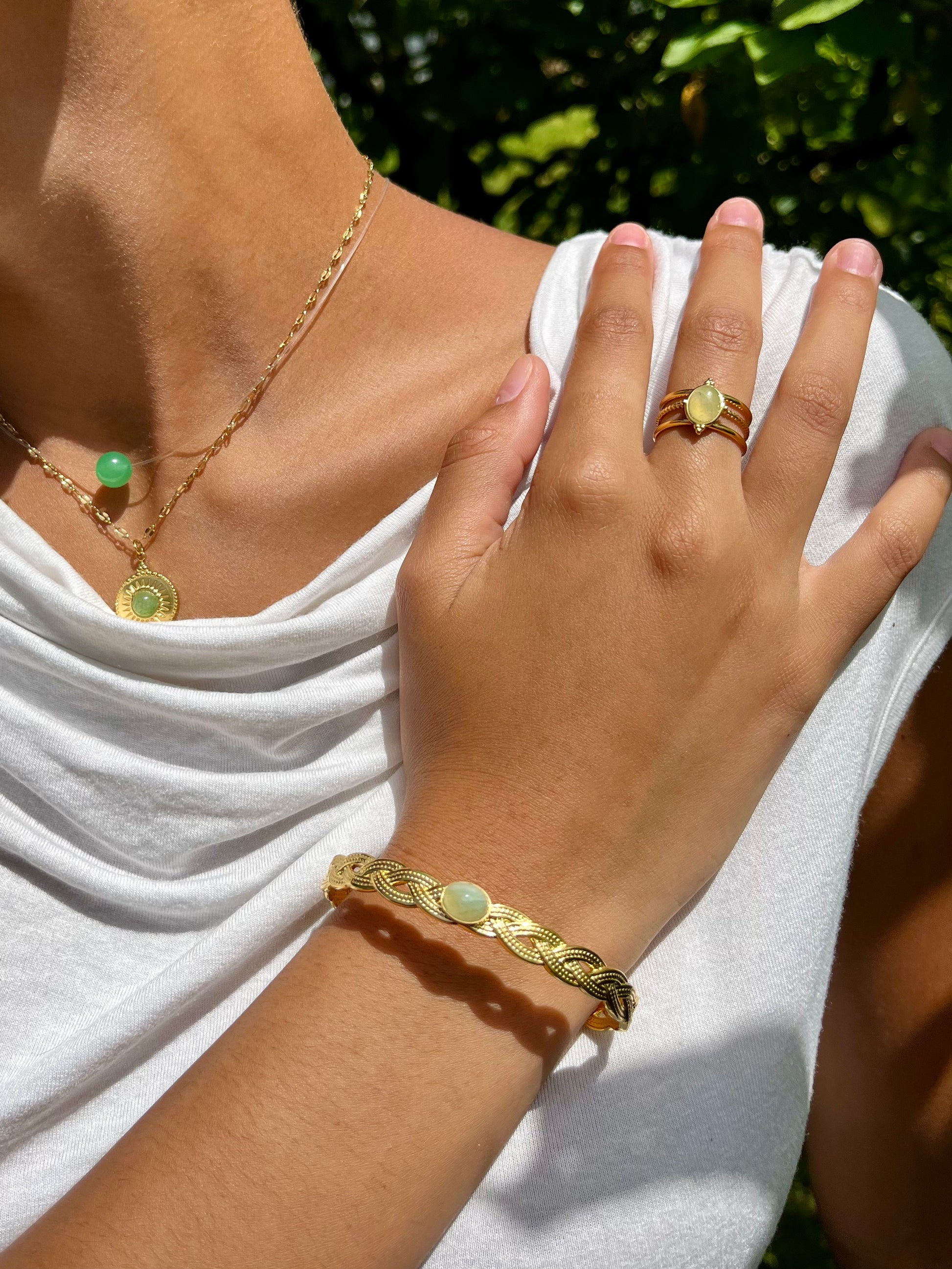 Bague LOUISON, avec pierre d'Aventurine, portée dans un ensemble (Collier EMY et ZÉLIE, Bracelet YASMINE).