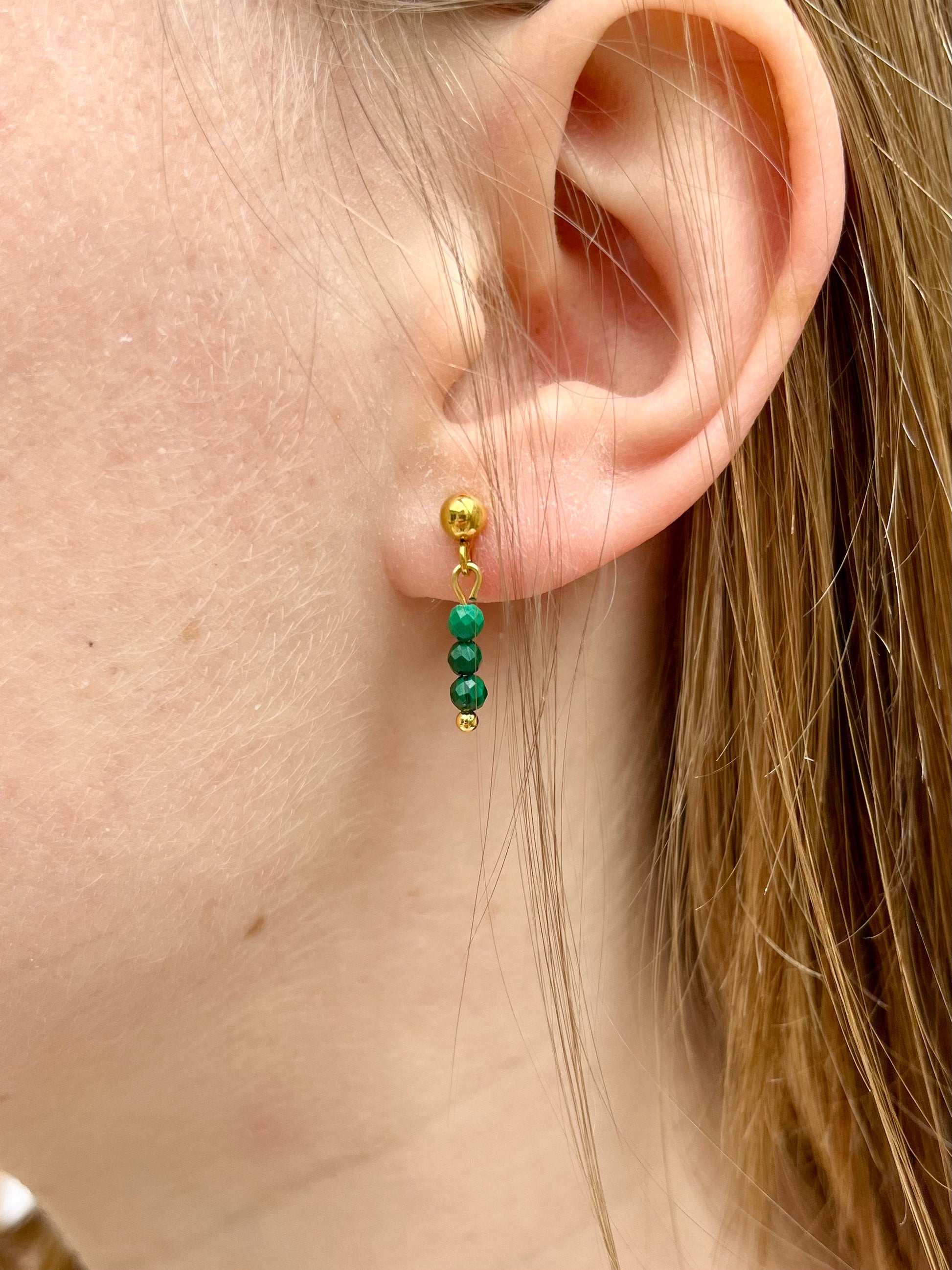 Boucles d'oreille LALY, avec pierres de Malachite, portées.