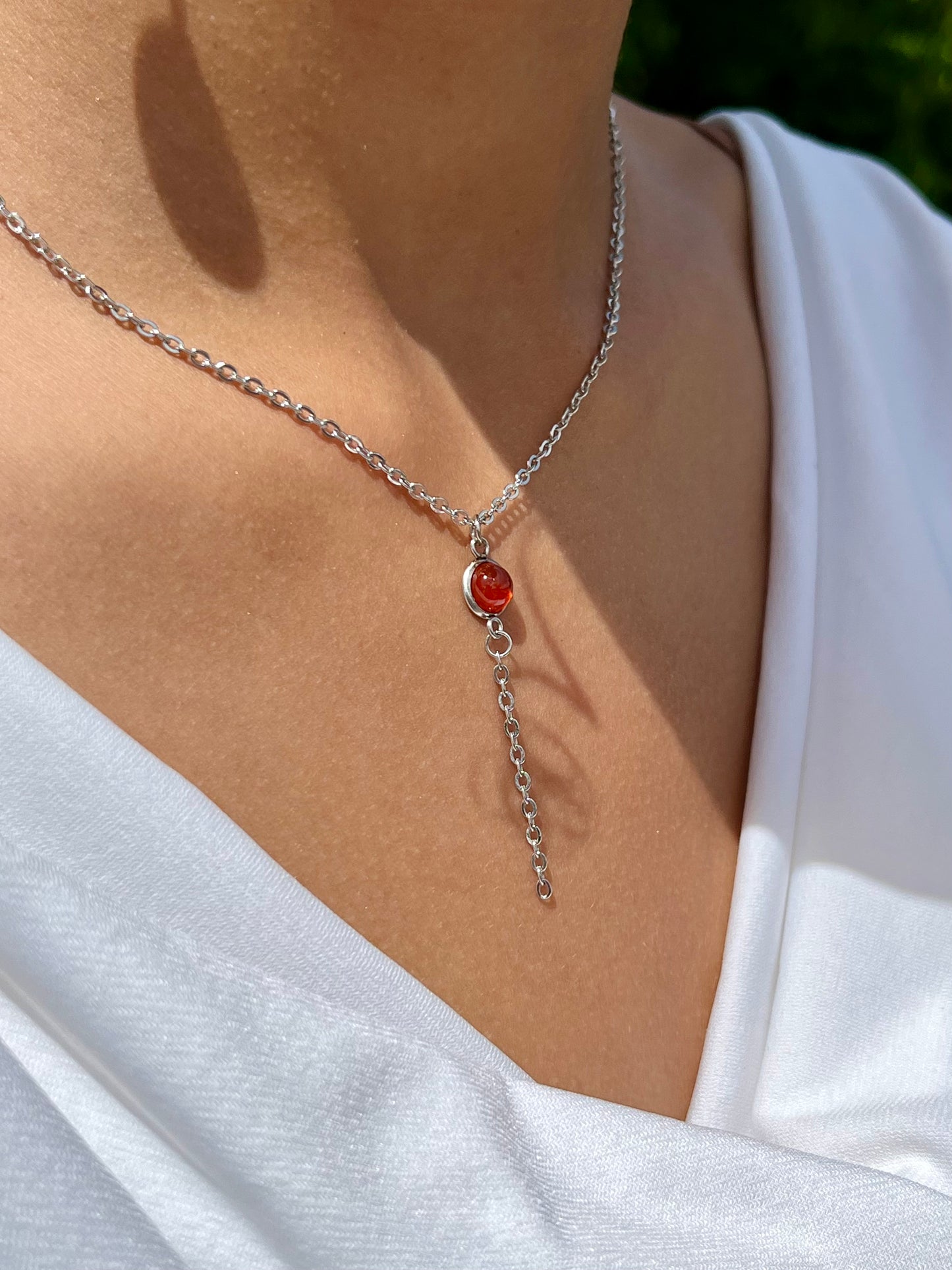 Collier LÉA, avec acier inoxydable argent et pierre de cornaline, porté par une femme.