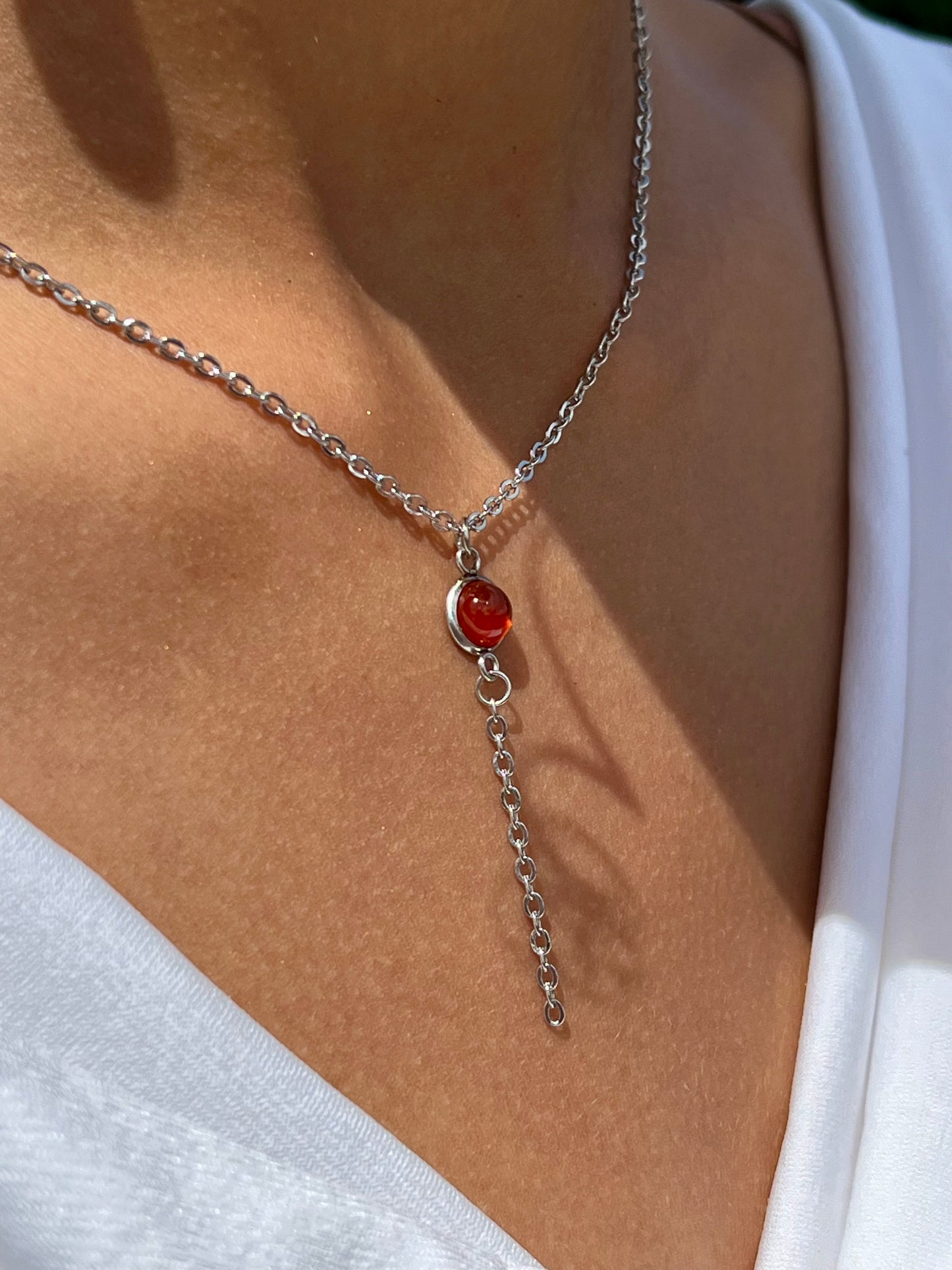 Collier LÉA, avec acier inoxydable argent et pierre de cornaline, porté par une femme.