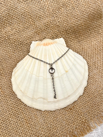 Collier LÉA, avec pierre de Quartz Rose, exposé sur un coquillage.