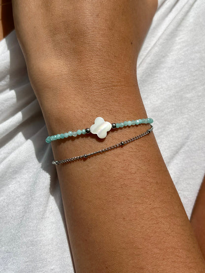 Bracelet LINA, de couleur Bleu avec Pierre d'Amazonite et Nacre.  Sublimez votre tenue avec nos bracelets faits main aux Sables d'Olonne, ornés de Pierres d'Amazonite et de Nacre, pour un style intemporel.