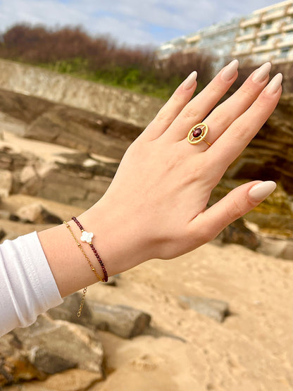 Bracelet LINA, avec pierres de Grenat et de Nacre, porté avec la bague LOUISE.