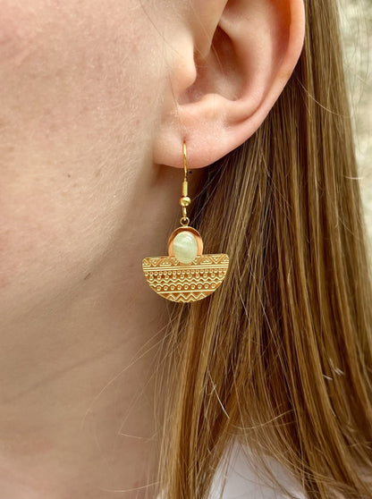 Boucles d'oreille LISA, avec pierre d'Aventurine, portées.