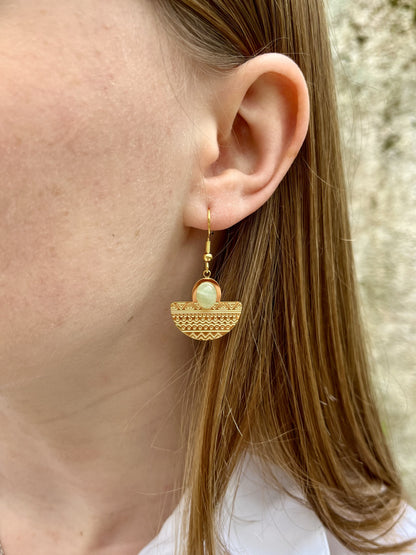 Boucles d'oreille LISA, avec pierre d'Aventurine, portées.