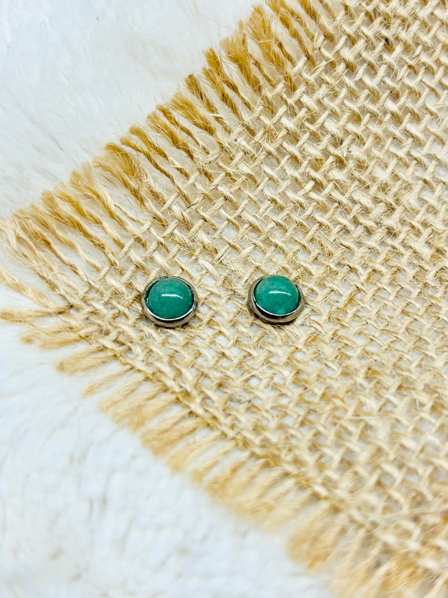 Boucles d'oreille LISE, avec pierre d'Aventurine, exposées sur de la toile de jute.