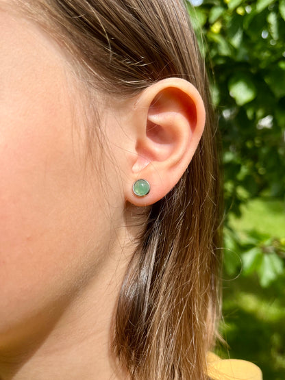 Boucles d'oreille LISE, avec pierre d'Aventurine, portées.