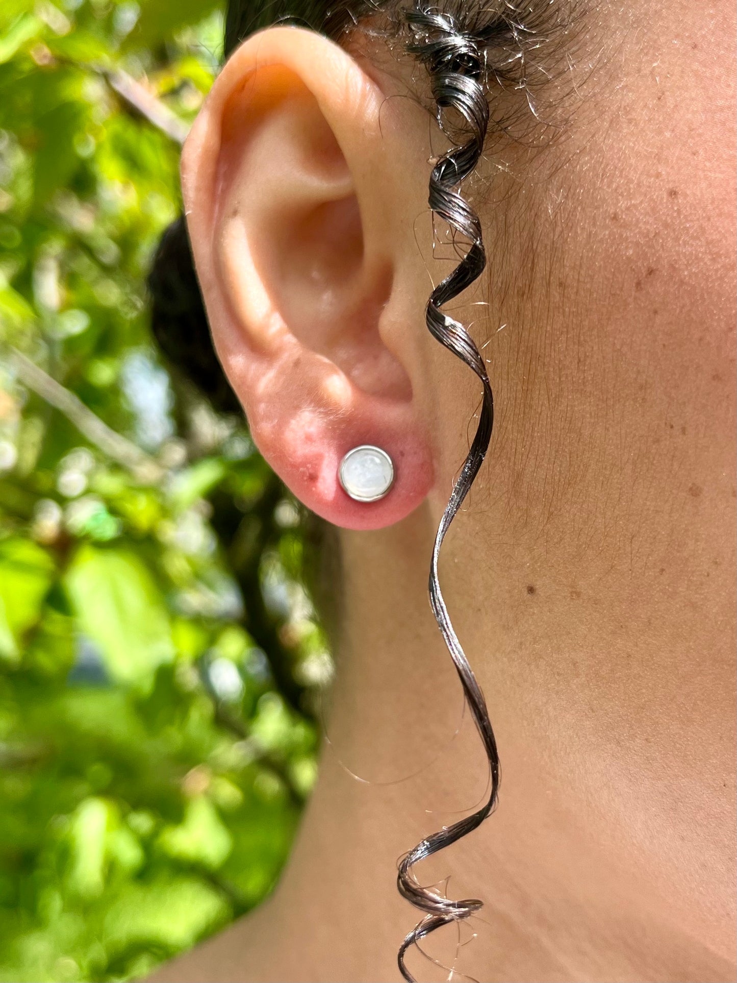 Boucles d'oreille LISE, avec pierre de Lune, portées.