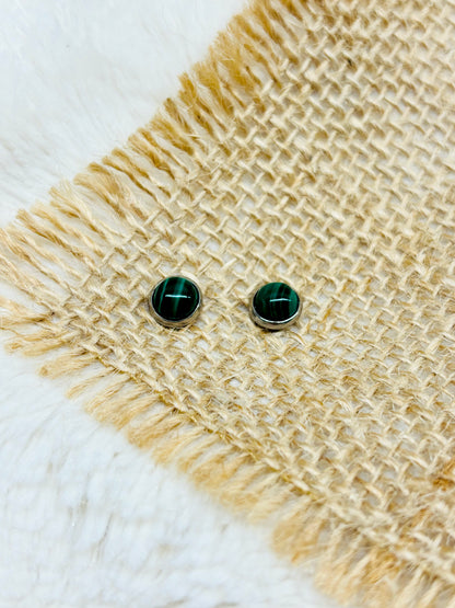 Boucles d'oreille LISE, avec pierre de Malachite, exposées sur un fond en toile de jute.