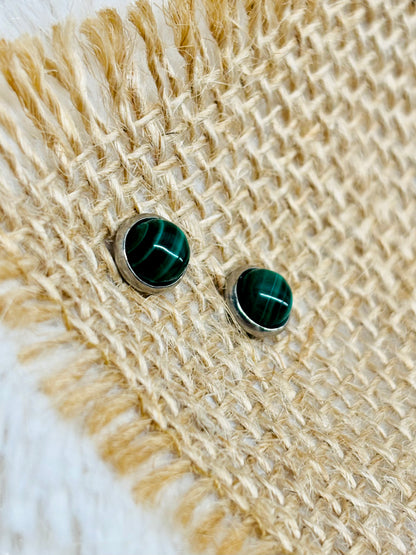 Boucles d'oreille LISE, avec pierre de Malachite, exposées sur un fond en toile de jute.