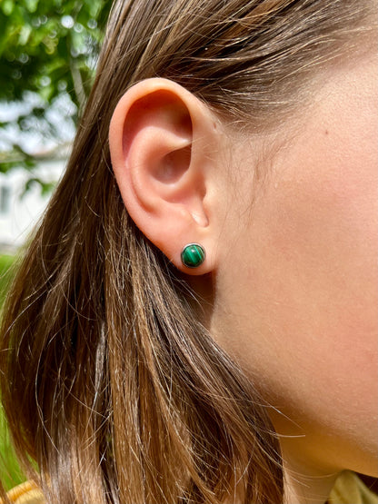 Boucles d'oreille LISE, avec pierre de Malachite, portées.