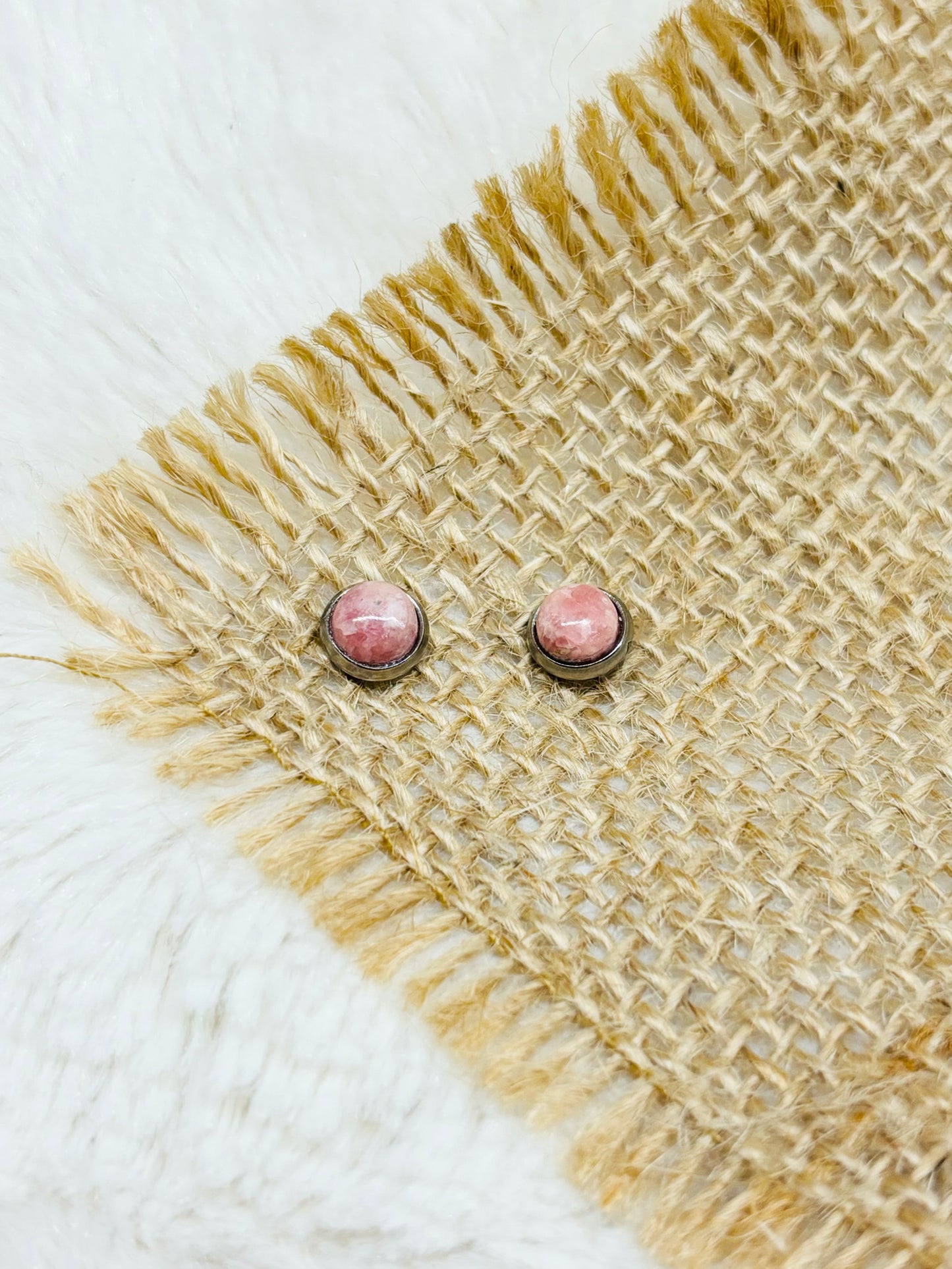 Boucles d'oreille LISE, avec pierre de Rhodochrosite, exposées sur un fond en toile de jute.