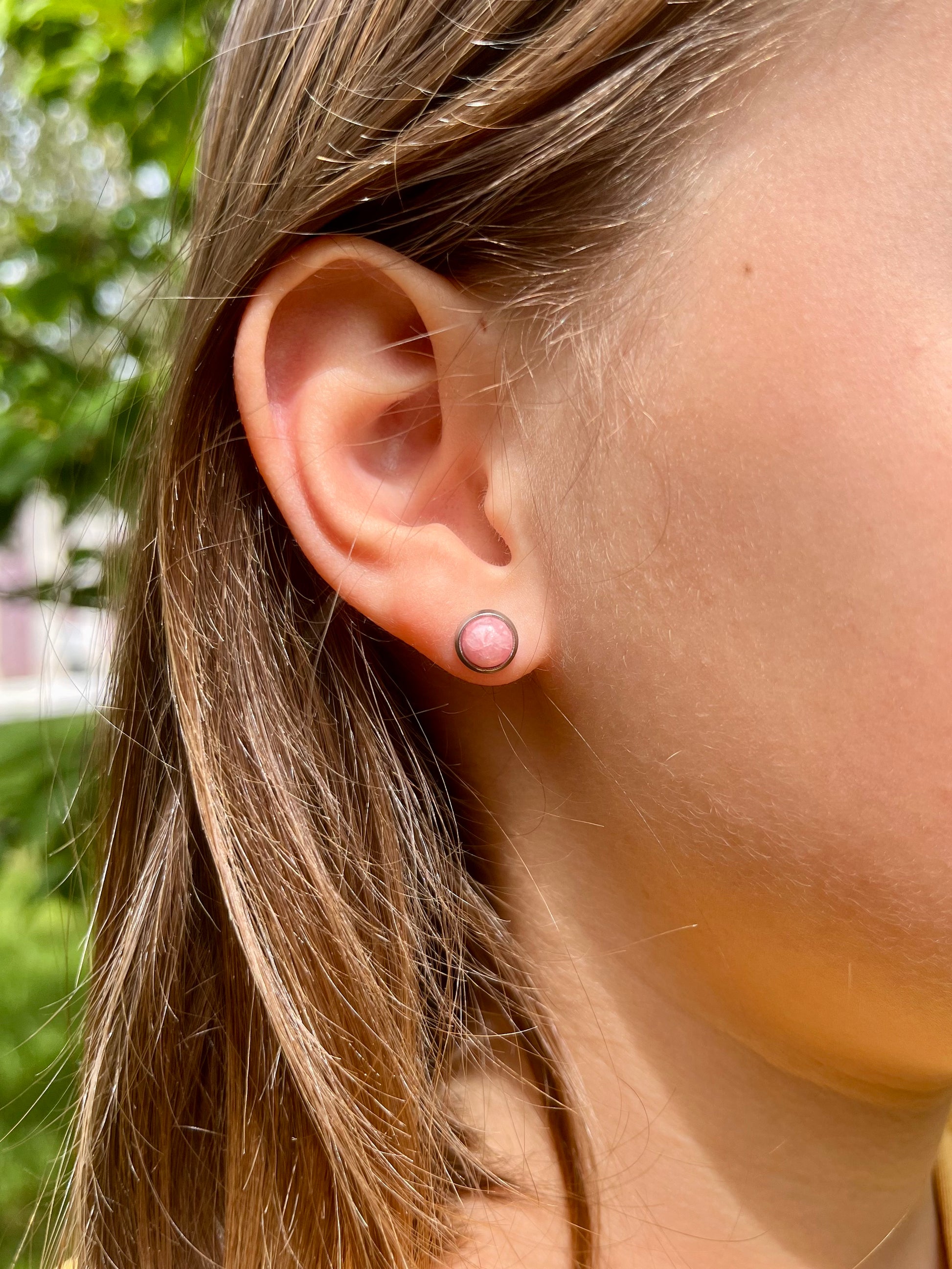 Boucles d'oreille LISE, avec pierre de Rhodochrosite, portées.