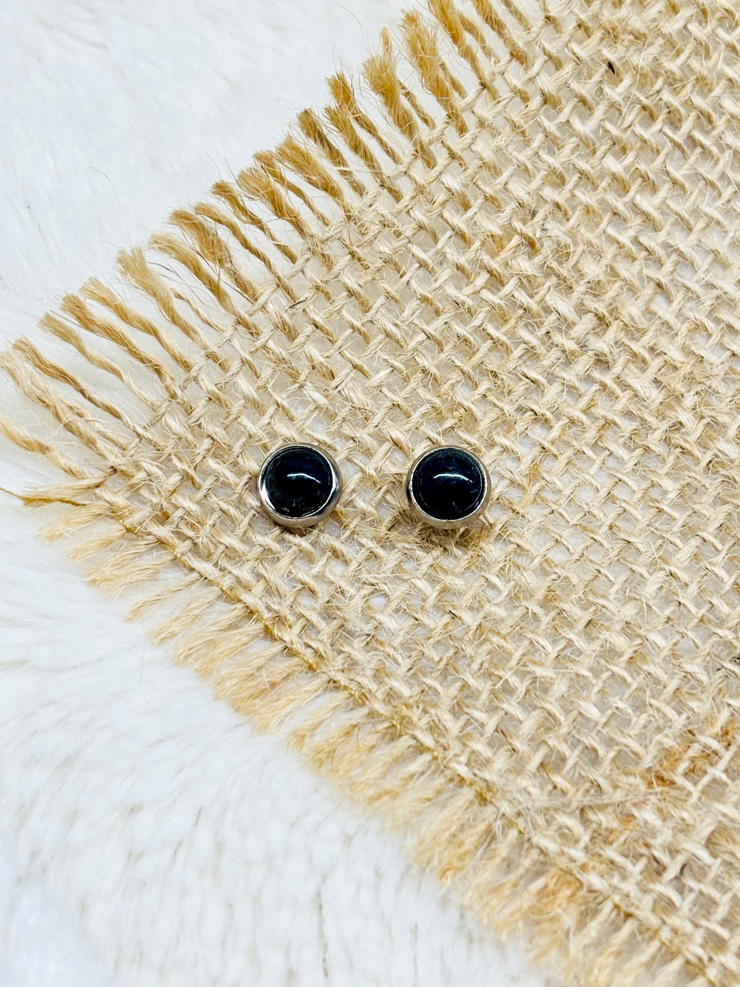 Boucles d'oreille LISE, avec pierre de Sodalite, exposées sur un fond en toile de jute.