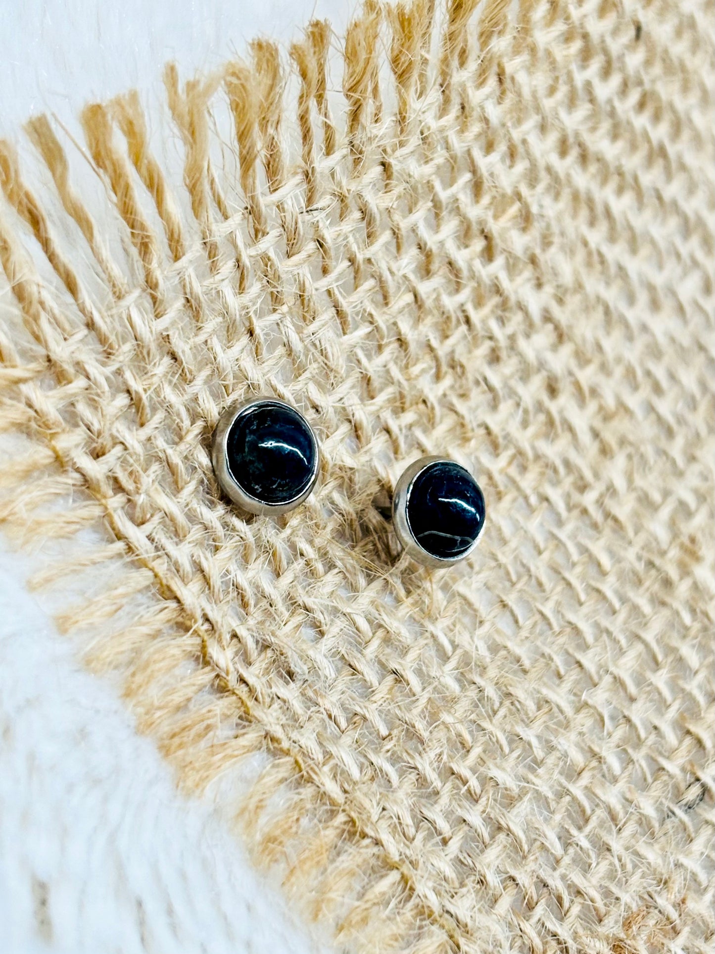 Boucles d'oreille LISE, avec pierre de Sodalite, exposées sur un fond en toile de jute.