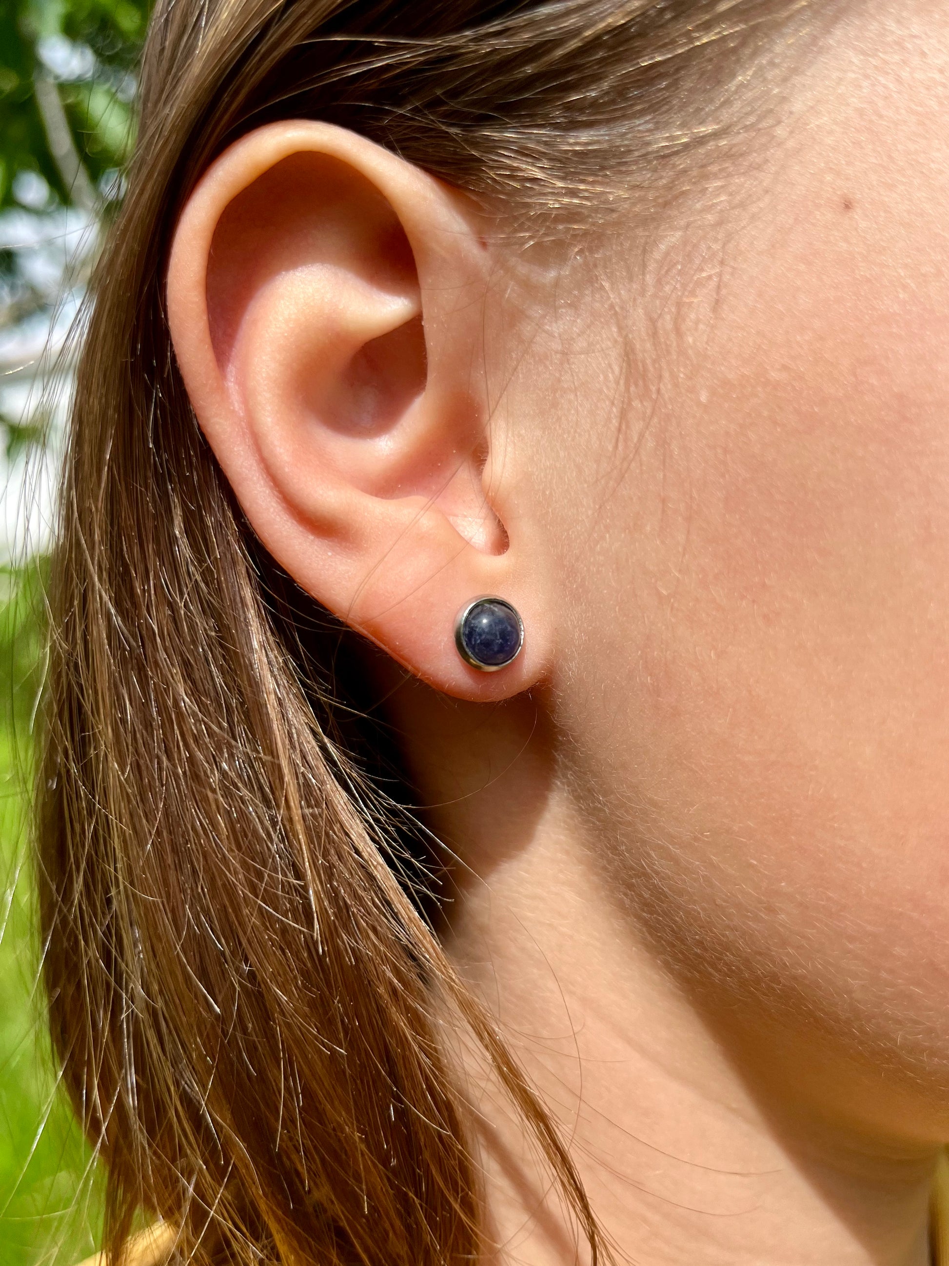 Boucles d'oreille LISE, avec pierre de Sodalite, portées.