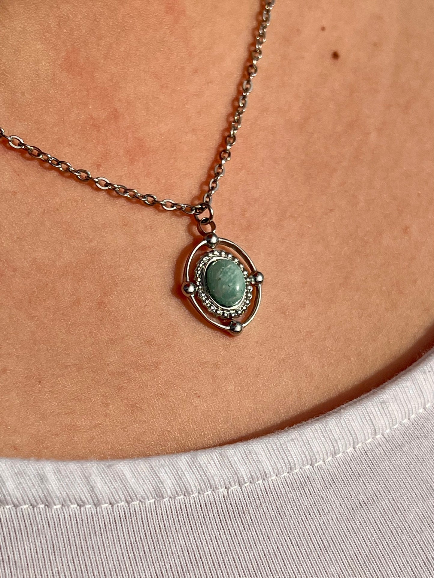 Collier LOUISA, avec pierre d'Amazonite, porté.