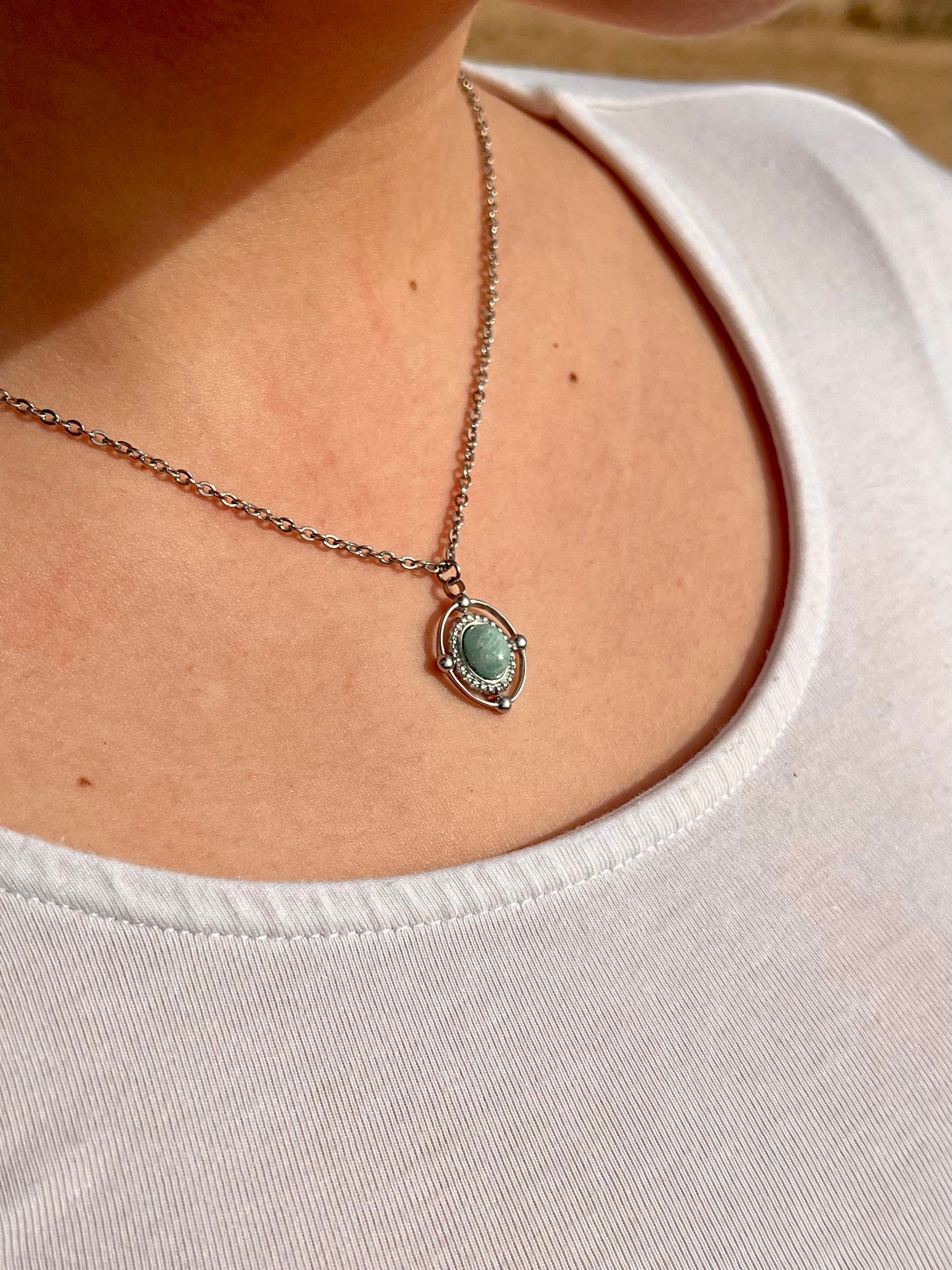 Collier LOUISA, avec pierre d'Amazonite, porté.