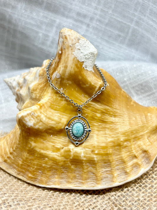 Collier LOUISA, avec pierre d'Amazonite, exposé sur un coquillage.