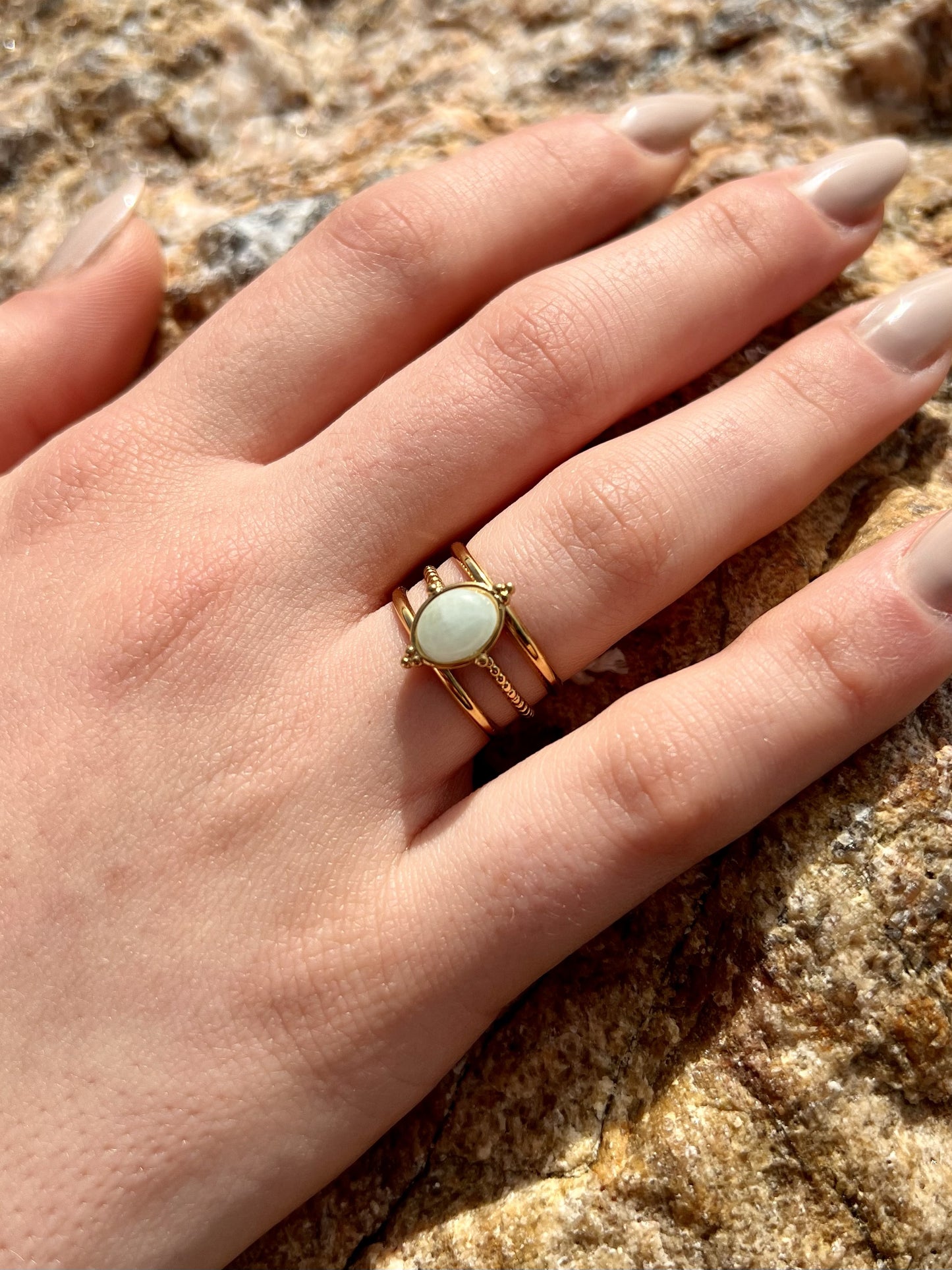 Bague LOUISON, avec pierre d'Amazonite, portée.