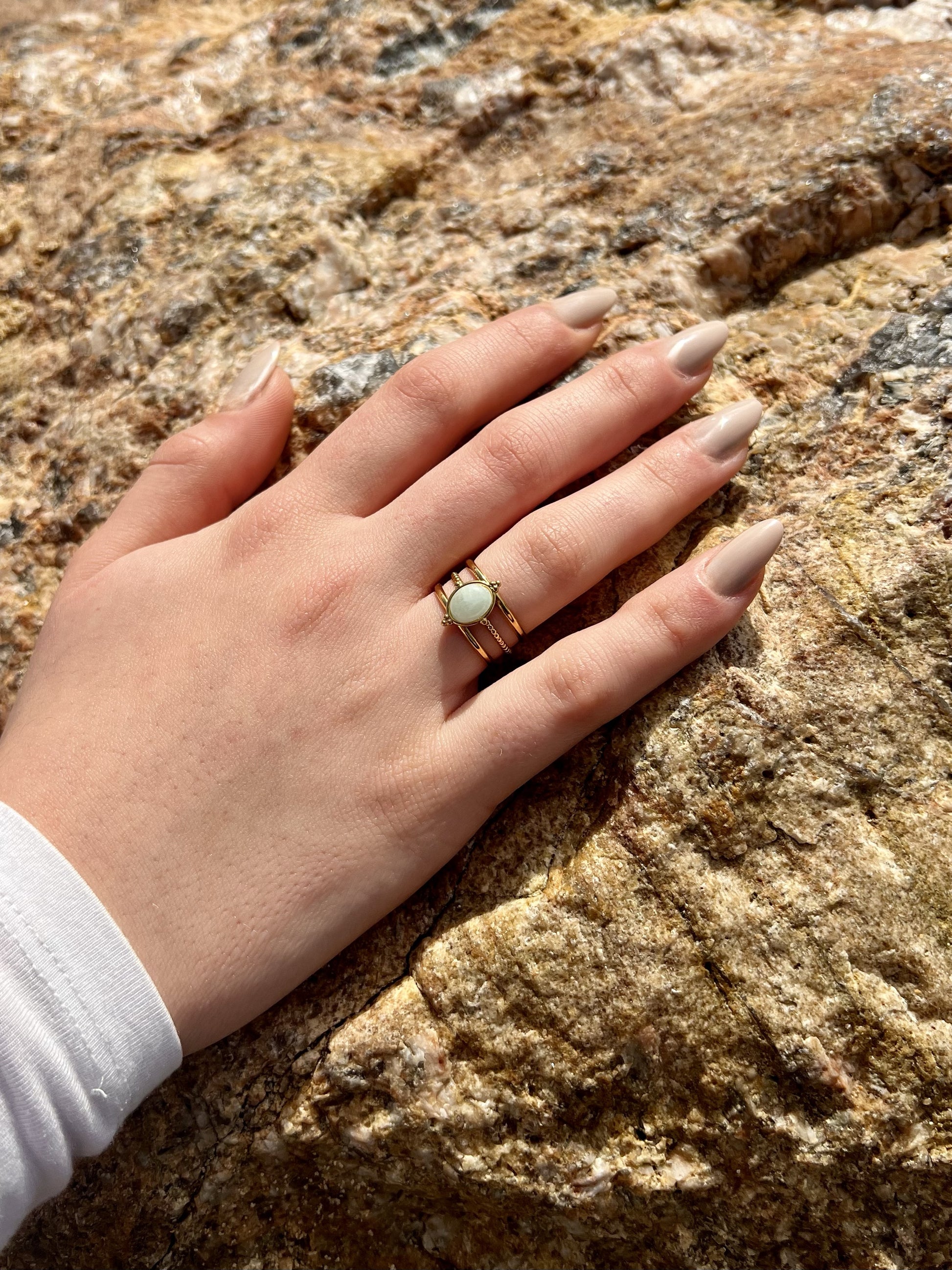 Bague LOUISON, avec pierre d'Amazonite, portée.