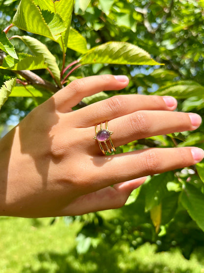 Bague LOUISON, avec pierre d'Améthyste, portée.