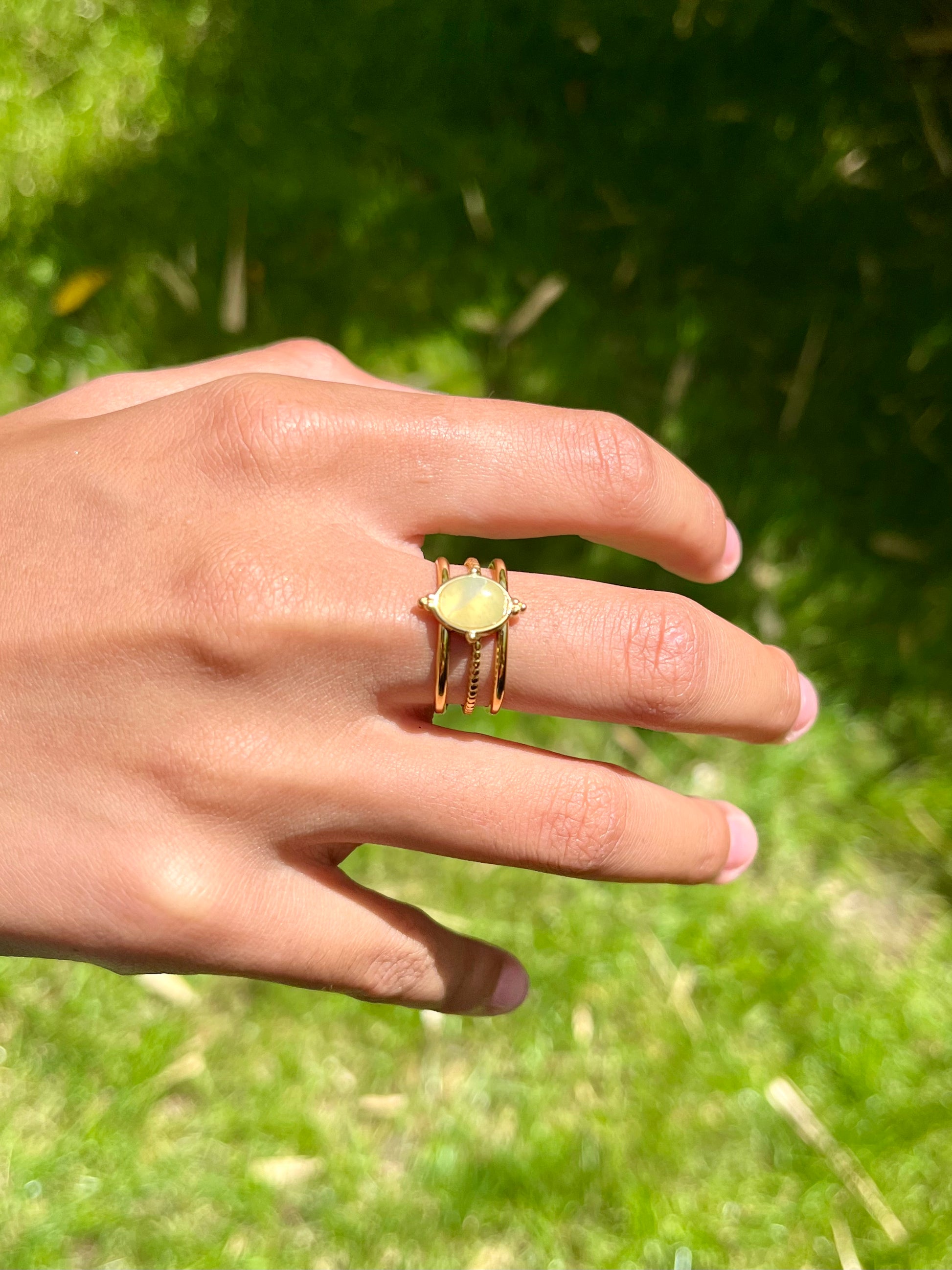 Bague LOUISON, avec pierre d'Aventurine, portée.