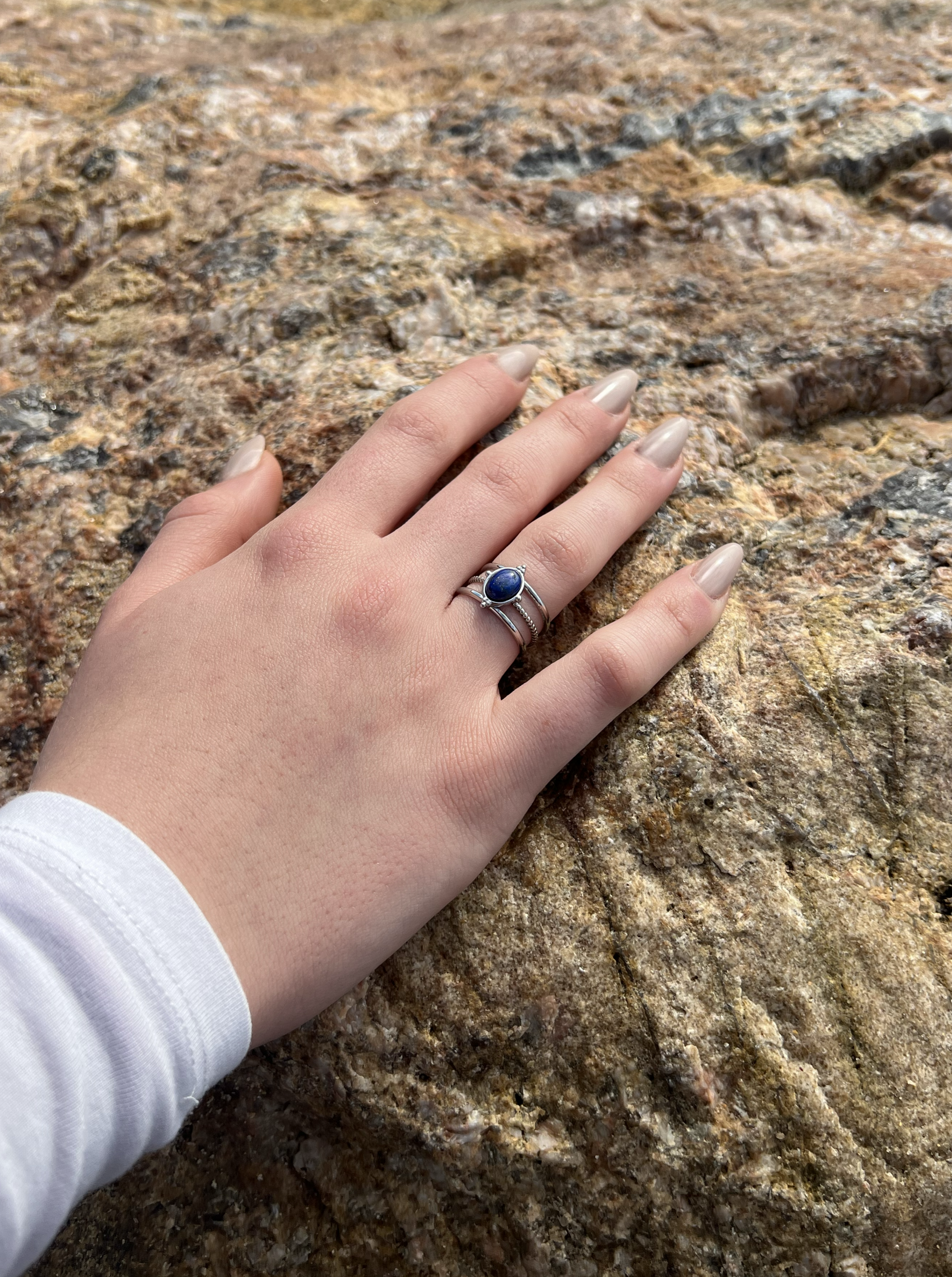 Bague LOUISON, avec pierre de Lapis-Lazuli, portée.