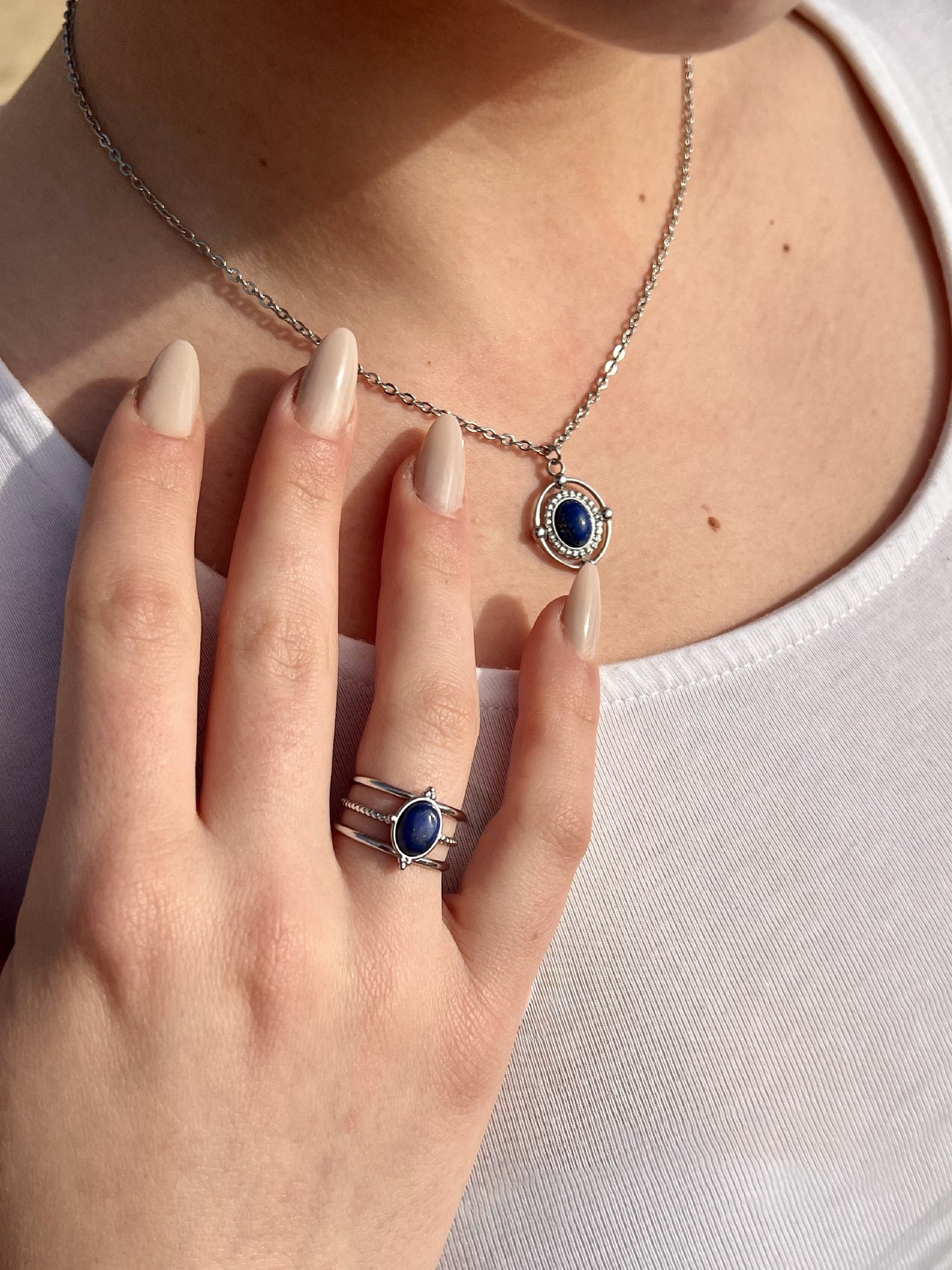 Bague LOUISON, avec pierre de Lapis-Lazuli, portée avec le collier LOUISA.