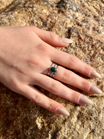 Bague LOUISON, avec pierre de Malachite, portée.