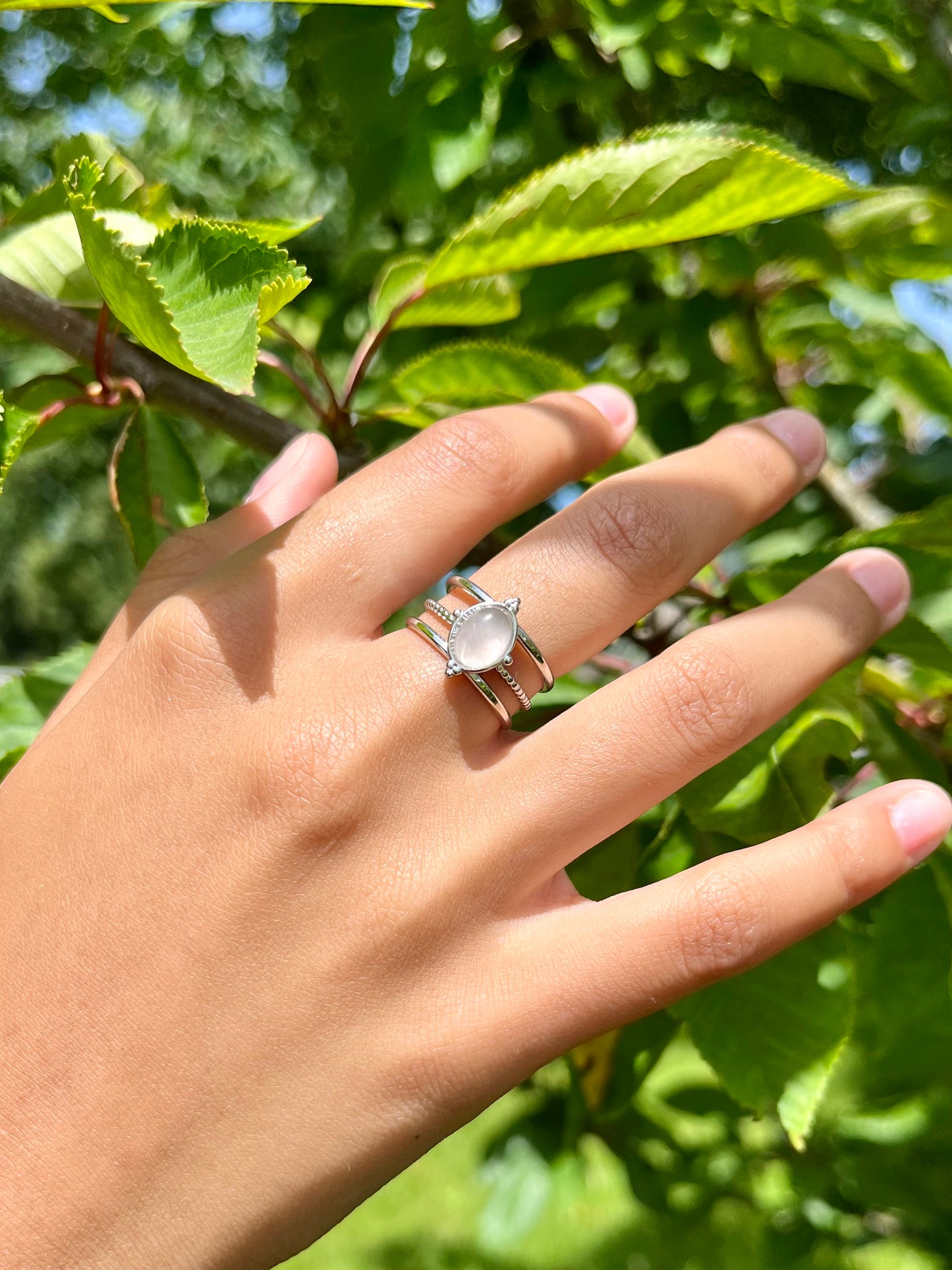 Bague LOUISON, avec pierre de Quartz Rose, portée.