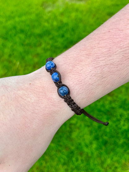 Bracelet MAËL, avec pierres de Sodalite, porté.