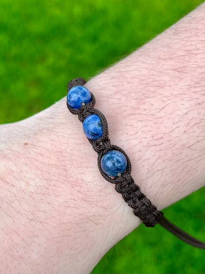 Bracelet MAËL, avec pierres de Sodalite, porté.