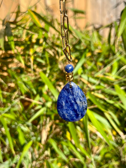 Collier MAËVA, avec pierre de Sodalite, exposé au soleil.