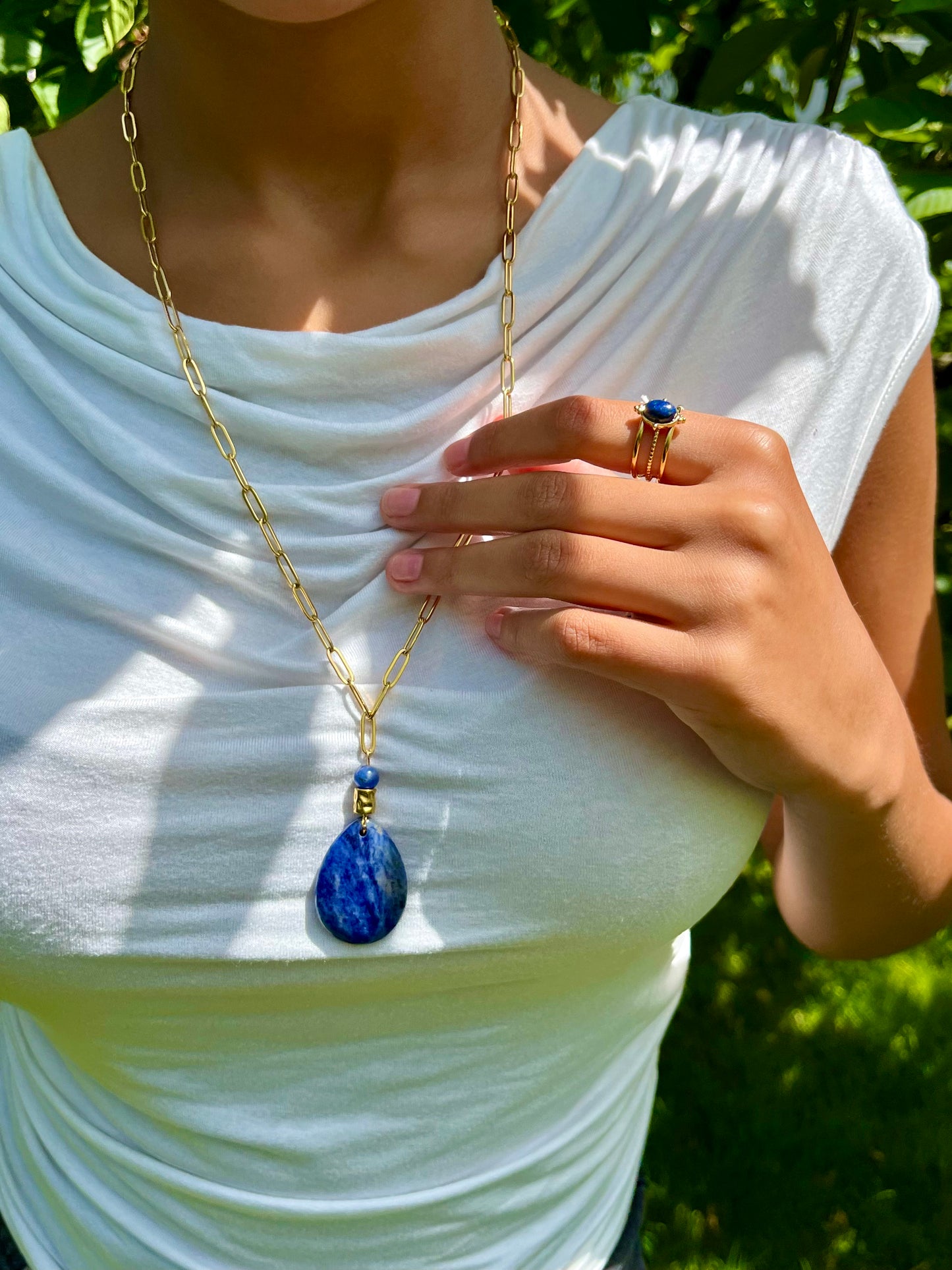 Collier MAËVA, avec pierre de Sodalite, porté avec la bague LOUISON.