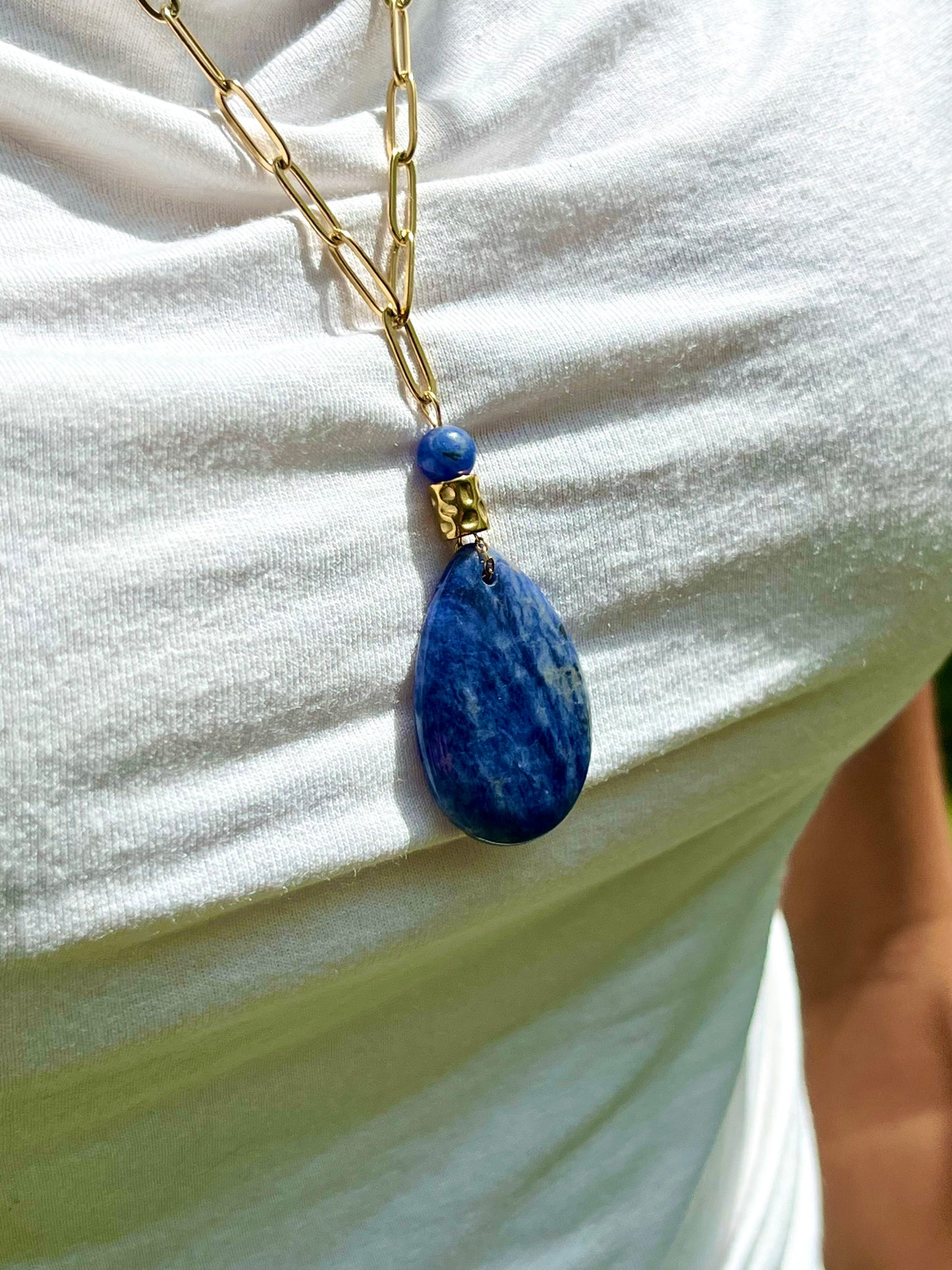 Collier MAËVA, avec pierre de Sodalite, porté sur un haut blanc..