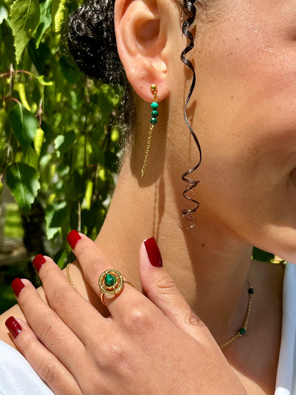 Boucles d'Oreille MALIA, de couleur dorée avec pierres de Malachite, portées avec la bague LOUISE et le collier EVA.