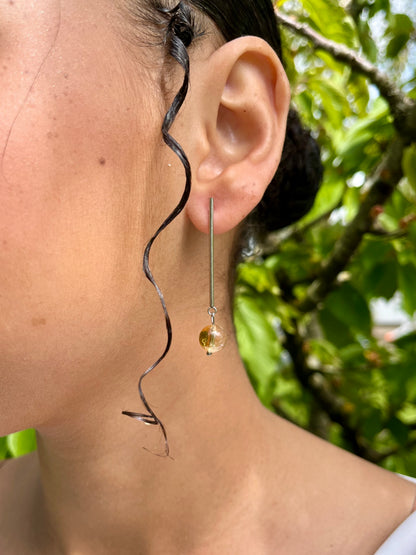 Boucles d'oreille MANON, en pierre de Citrine, portées.