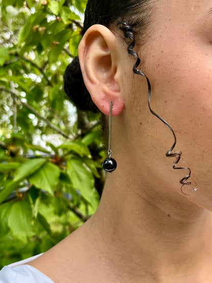 Boucles d'oreille MANON, en pierre de Tourmaline Noire, portées.