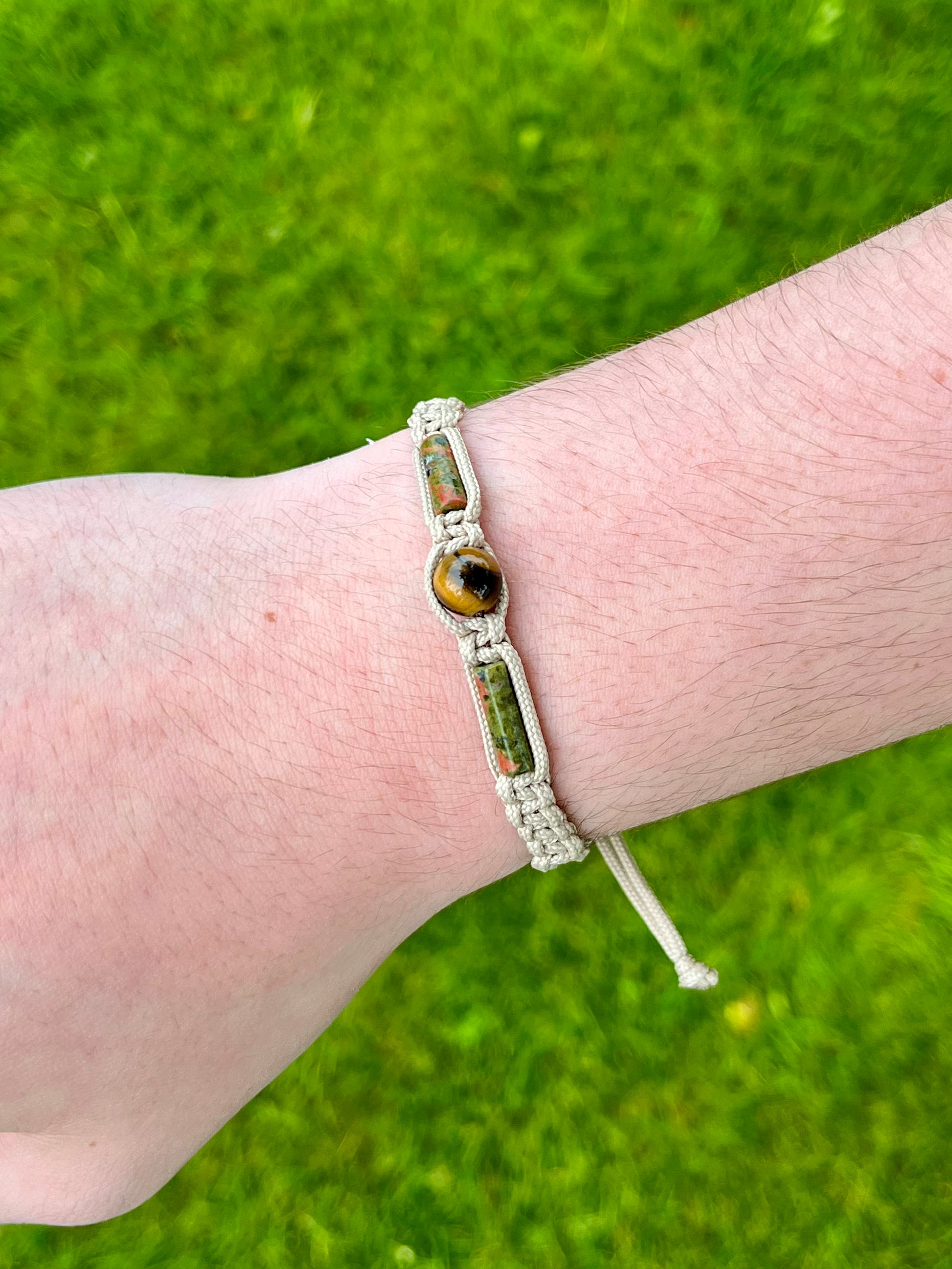 Bracelet NOAH, avec pierres d'Oeil de Tigre et d'Unakite, porté.