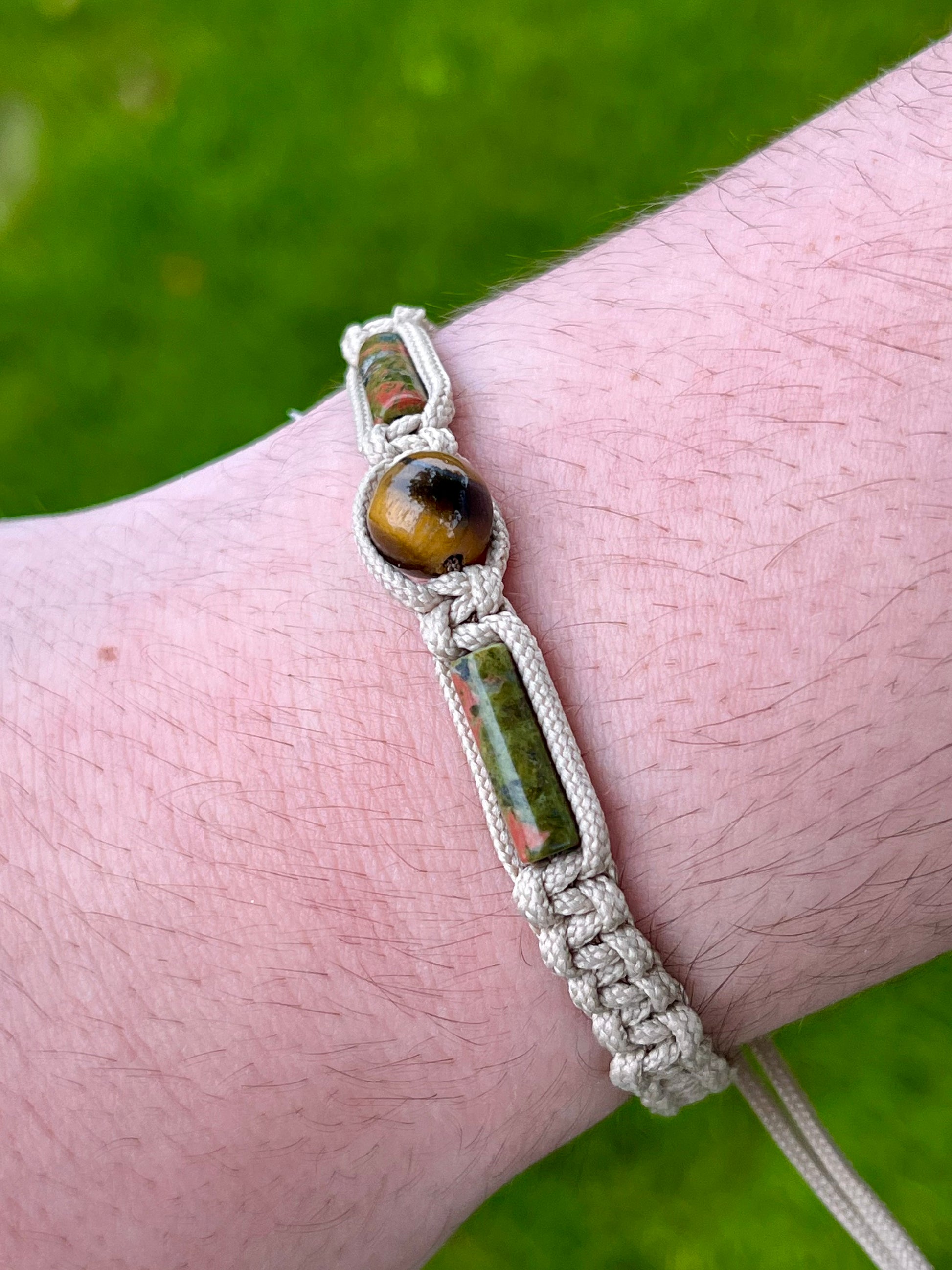 Bracelet NOAH, avec pierres d'Oeil de Tigre et d'Unakite, porté.