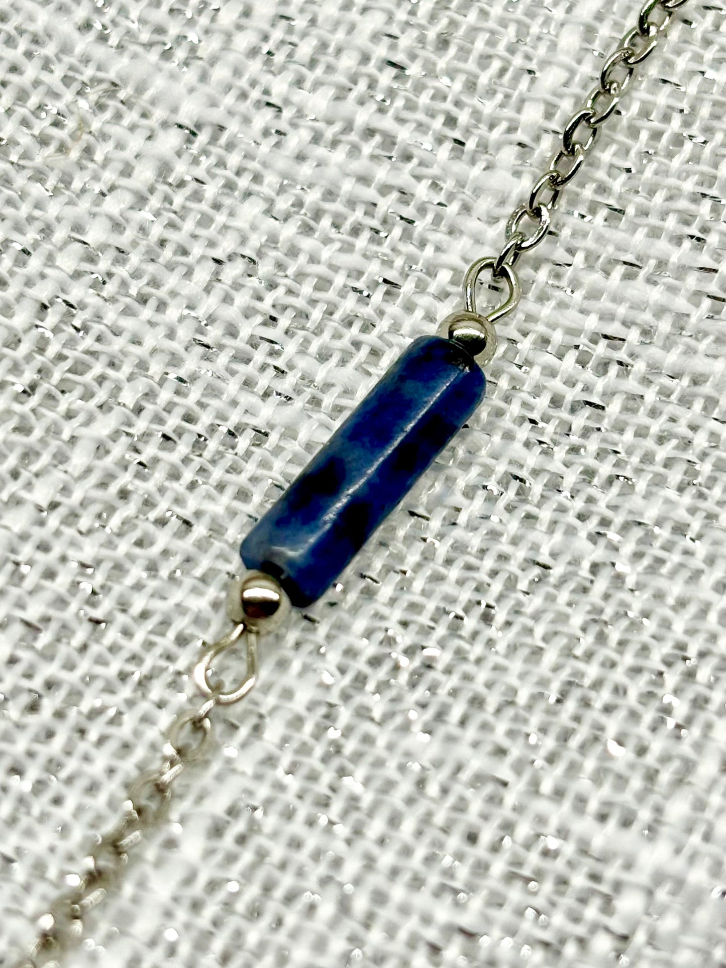 Bracelet NORA, avec pierre de Sodalite,  exposé sur du lin.